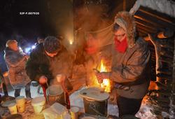 Bilde av to kvinner som serverer publikum medbragt suppe - s