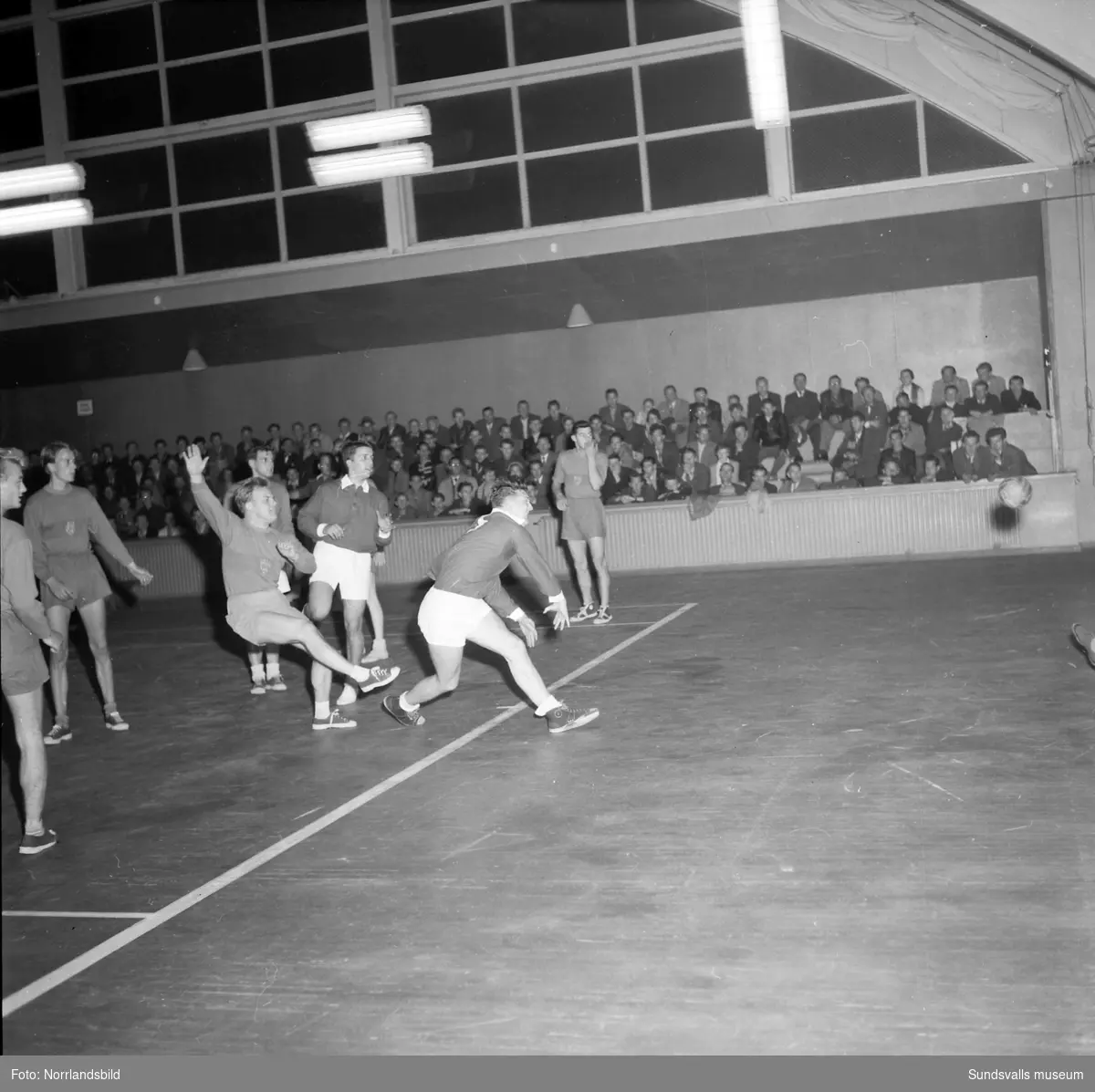 Handbollsmatch i tennishallen.