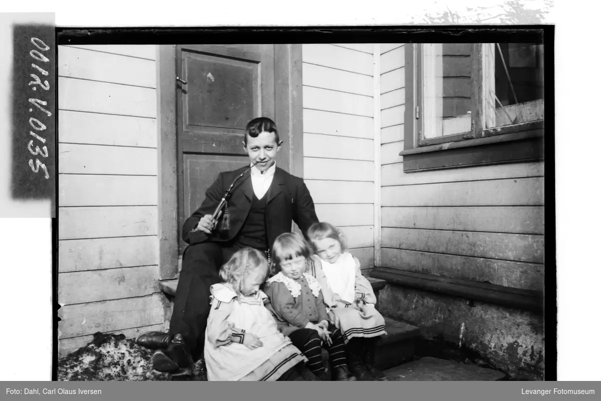 Fredrik A.H. Dahl med tre barn.