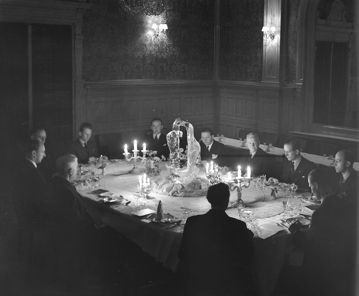Herrer rundt bord, borddekking ved kelnerlærlinger i Britannia
