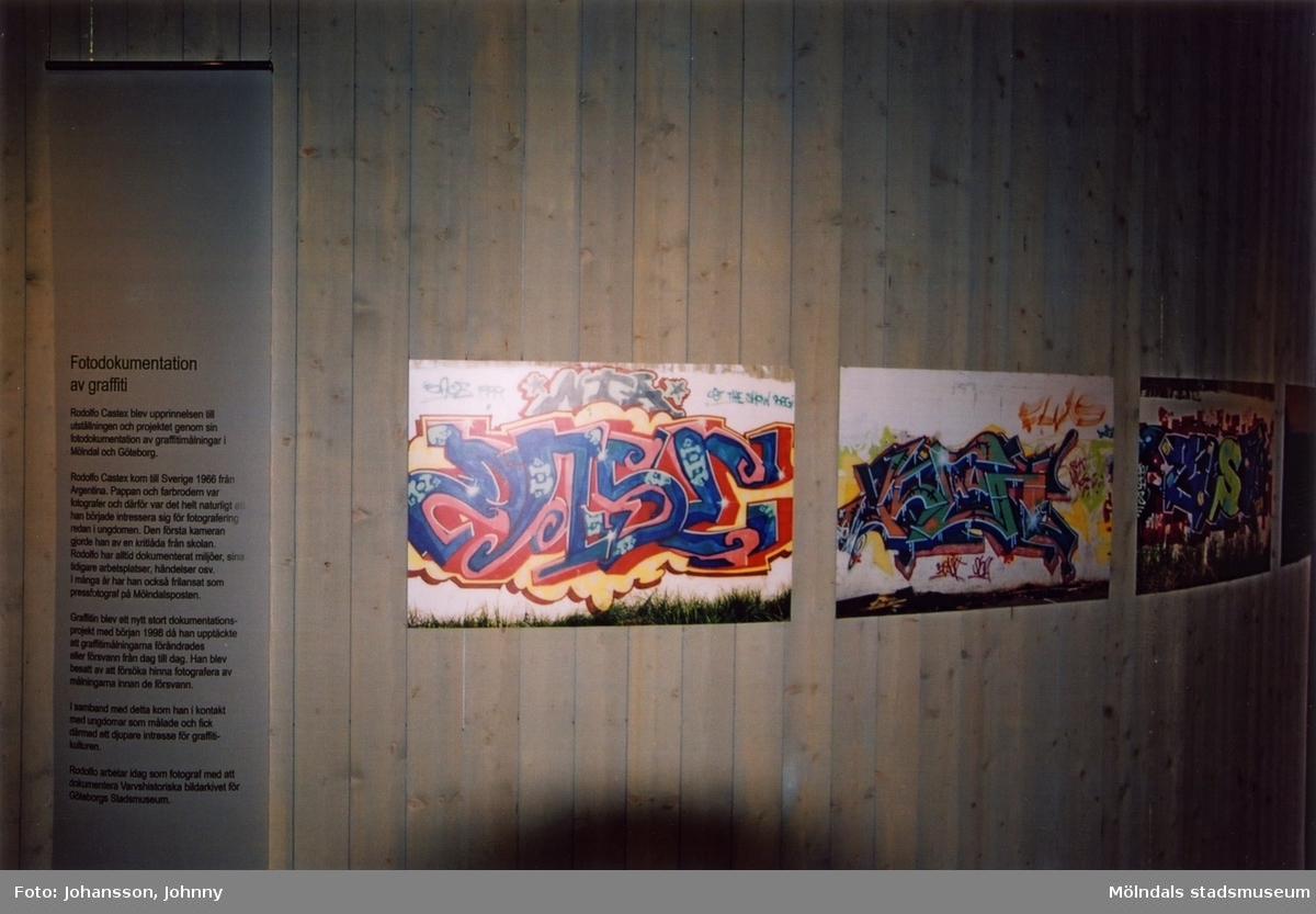 Från utställningen "Alltså finns jag" som handlade om graffitikultur. Pågick 25 januari - 25 maj 2003 på Mölndals Museum (senare Mölndals stadsmuseum). Produktionen var ett samarbete mellan Mölndals Museum, Vitlycke museum, Bohusläns museum, Västergötlands museum och Konstkonsulenterna i Västra Götalandsregionen.
