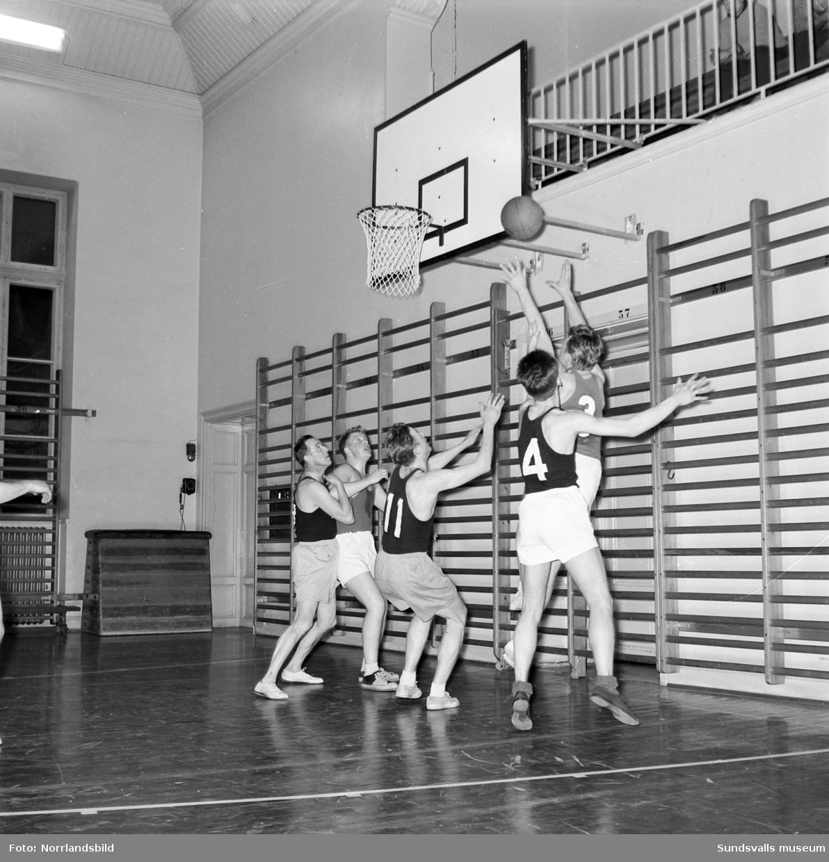 Basketmatch i läroverkets (Hedbergska) gymnastiksal, Handels-Tele. Spel- och lagbild.