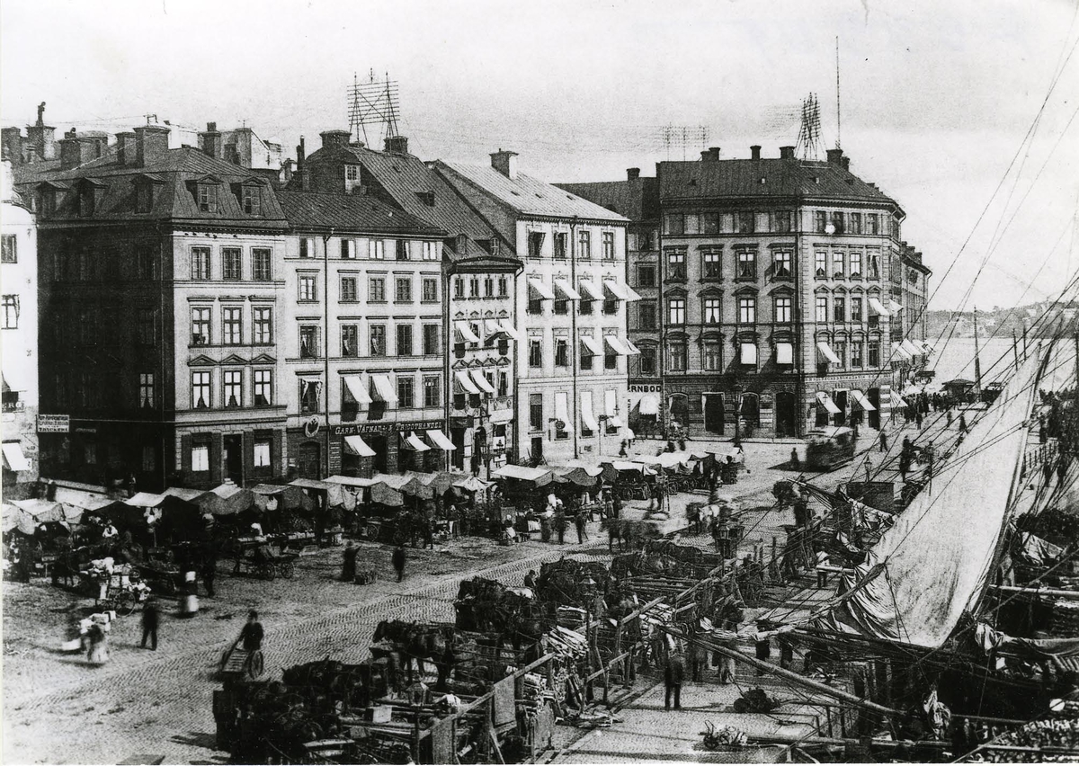 Stockholm, Kornhamnstorg - mitten av 1890-talet.Strömmingsjakterna och fisksumparna kunde ha mindre partier ved i lasten. Men utrymmet på torget var begränsat och veden torde ha fått lastats i hästforor direkt.På 1900-talet lossades praktiskt taget all ved vid Strandvägen och Nybron.