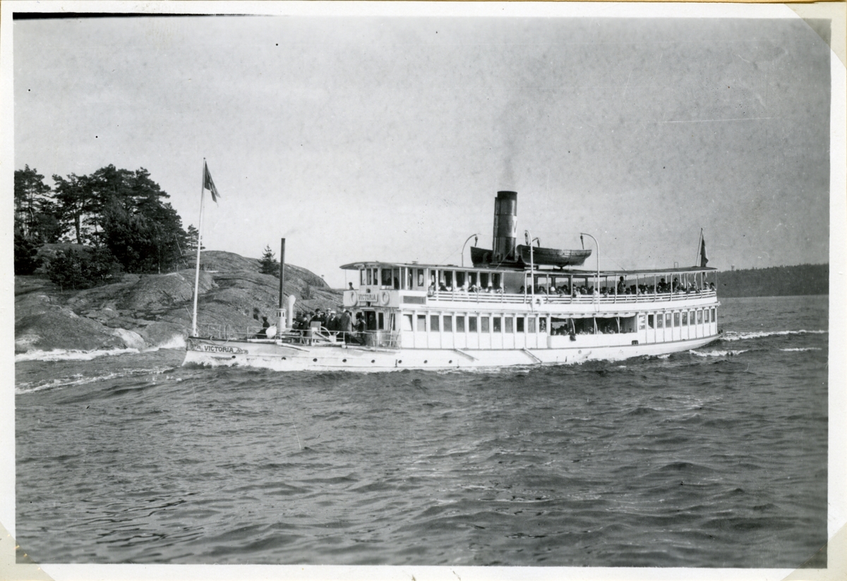 Foto kamrer Herman Jansson. Fartyget passerar genom det sk Granholmshålet på resa från Stockholm, sommaren 1924.