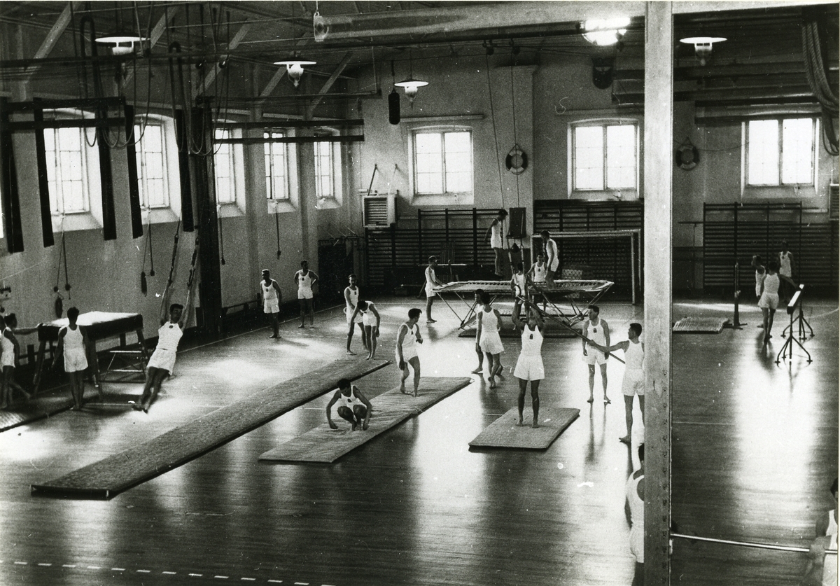 Interiör av af Trolles gymnastiksal vid Karlskrona örlogsbas 1959.
