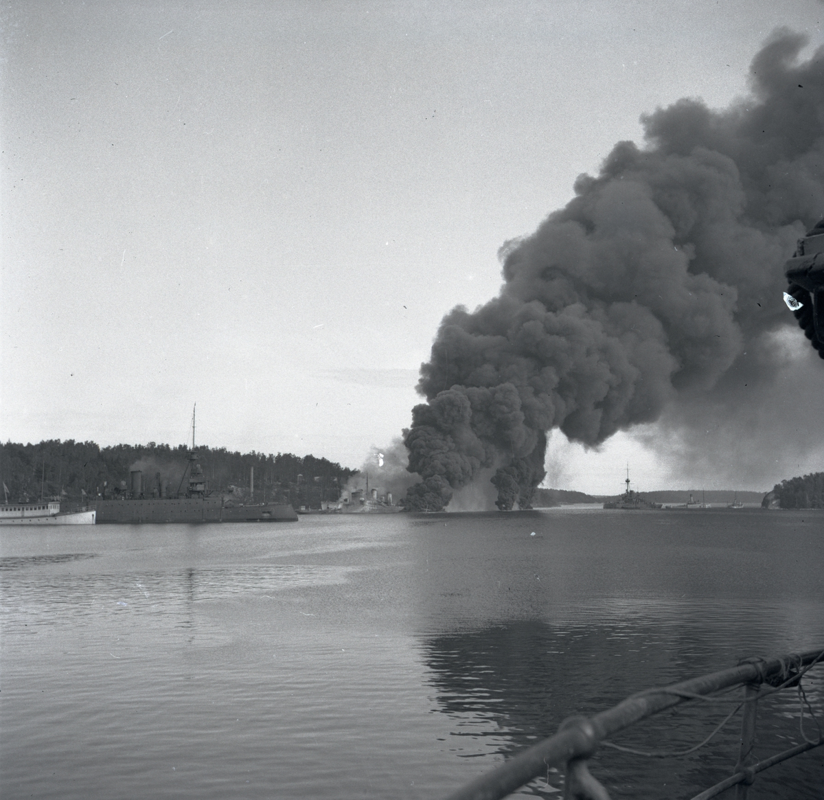 De tre jagarna Klas Horn, Klas Uggla och Göteborg brinna efter explosion ombord den 17 sept 1941 på Hårsfjärden.
33 man dödades och 17 skadades vid tillfället.