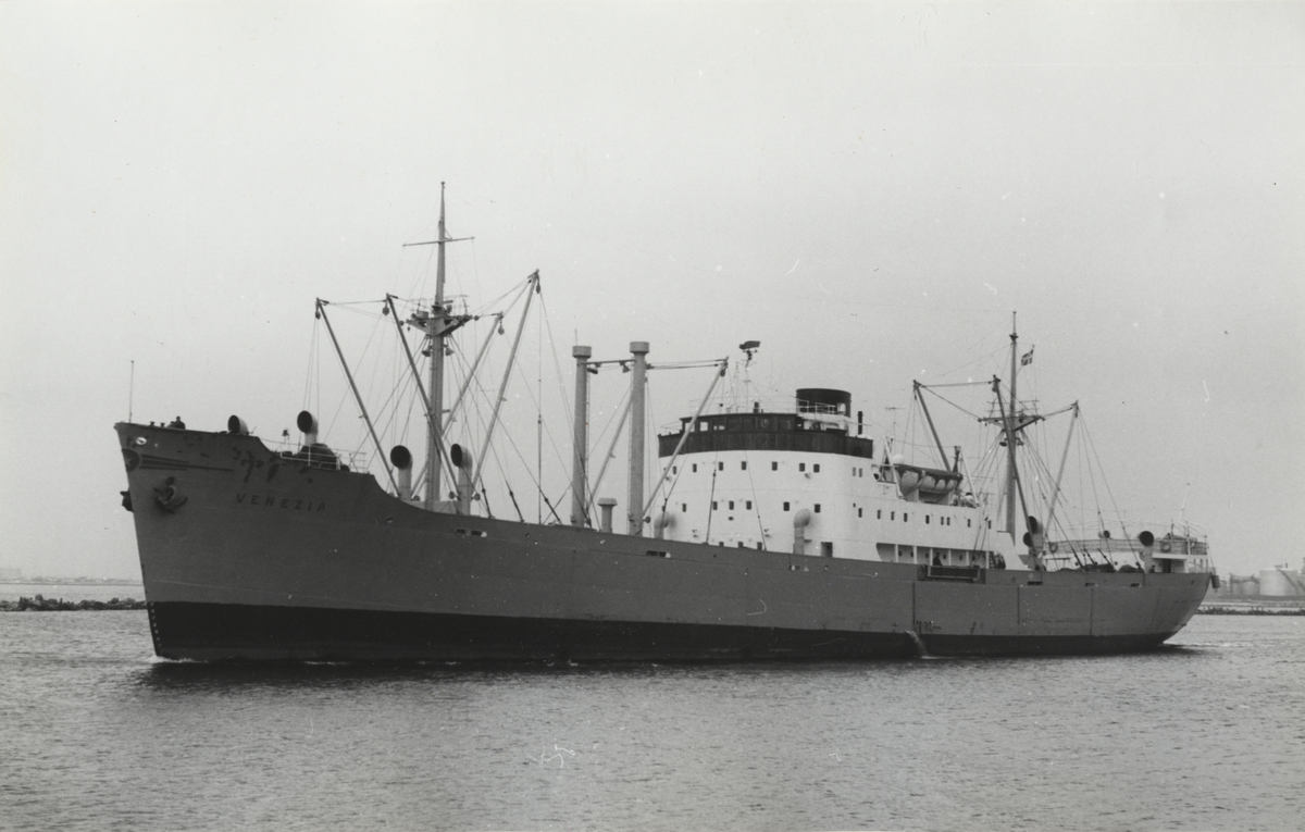 Lastmotorfartyget VENEZIA av Göteborg i Malmö den 30.10.1965.