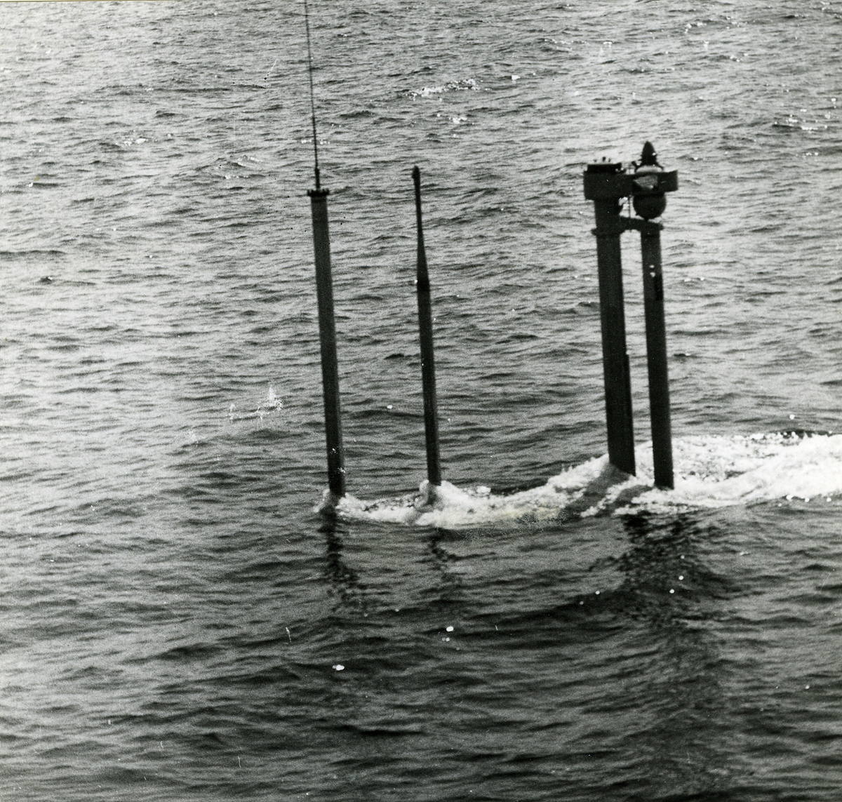 Foto visande snorkeln på en moderniserad ubåt av Sjölejon-klassen.