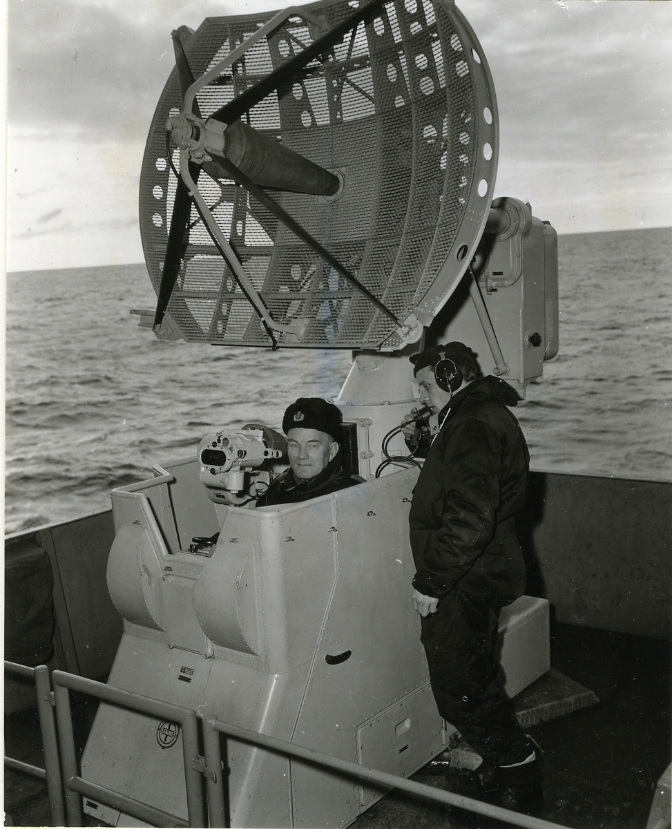 Nya radarskärmen på HMS Göta Lejon 1958. Konteramiral Bertil Berthelsson tv. (1902 - 1977).