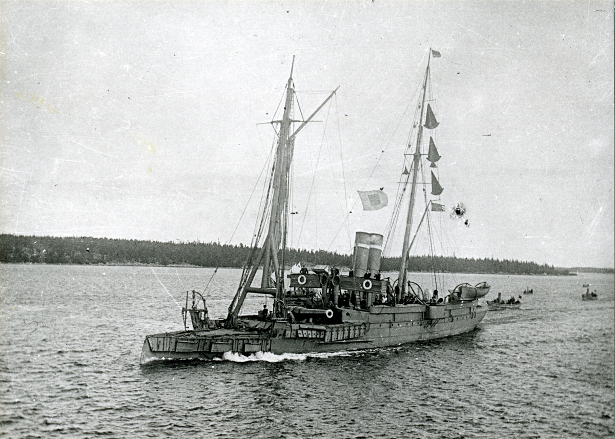 ÖF 1501:3 Dnr70/54
1: klass kanonbåten Edda. Byggd av järn vid Karlskrona Örlogsvarv, sjösatt 30.11 1882....Sedermera omändrad till minfartyg. 622 ton. Slopad 1923.