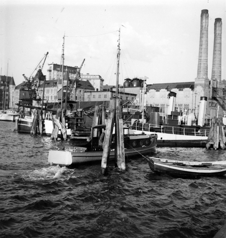Göteborgs hamn 1940. Hamnpolisens patrullbåt går in till sin förtöjningsplats vid kajen nedanför elverket. Fil lic Gunnar Jonssons undersökningsresa till Västkusten juni 1940.