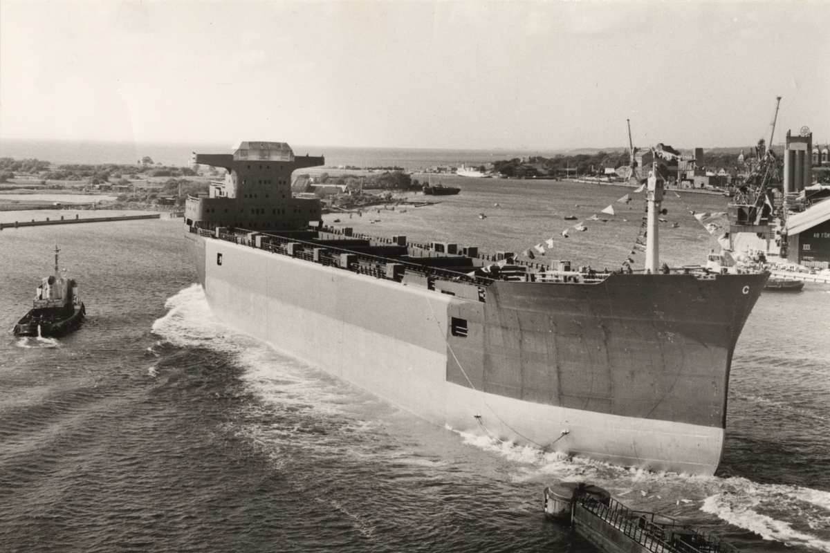 Foto visande bulk/bil-fartyget "SONETTE" som har sjösatts vid Öresundsvarvet under år 1967. [...] Fartyget är specialbyggt för rullande gods och bulkprodukter. Lastkapaciteten för oembalerade bilar är ca 1.400 st.