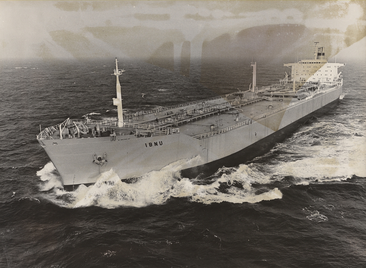 Tankfartyget IBNU av Monrovia. Levererad från Eriksbergs Mek. Verkstad 16 jan. 1975.