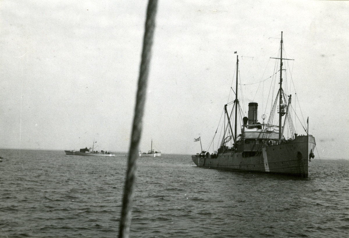 Ubåten Ulvens bärgning. Översiktsbild från olycksplatsen. Belos, minsvepare samt en hjälpvedettbåt och de båda bojar, mellan vilka Ulven liggen den 6 maj 1943.