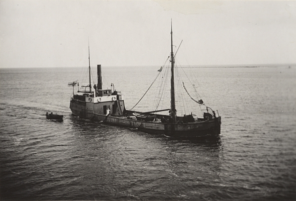 Lastångfartyget FLORA av Stockholm på ingående till Åhus, 30 mars 1919.