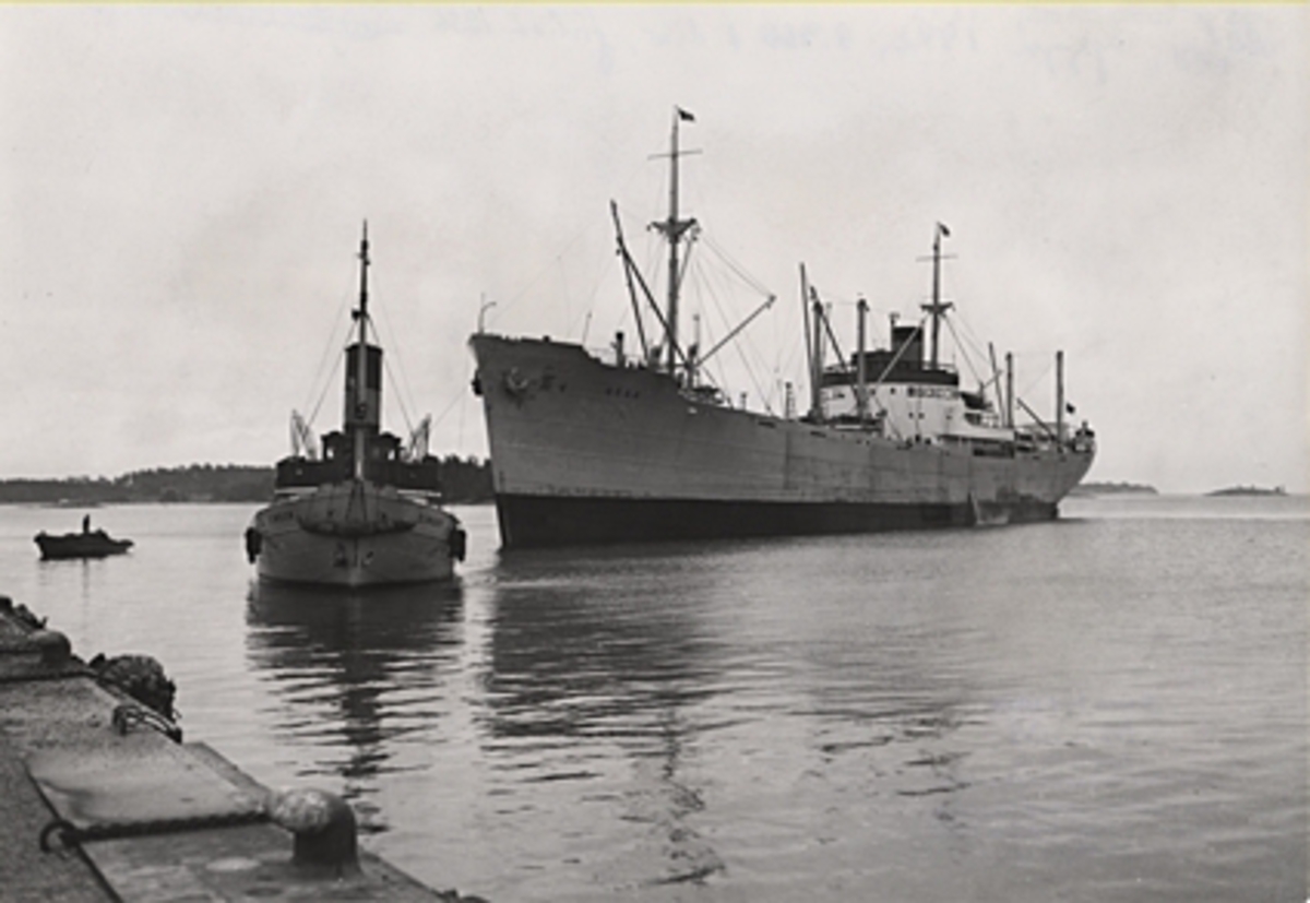 Lastmotorfartyget AKKA av Stockholm, b. 1942. Lastning av malm.