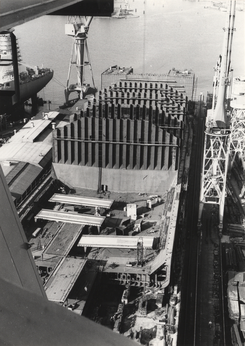 Malmtankfartyget SAGGAT av Stockholm under byggnad, aug. 1976.