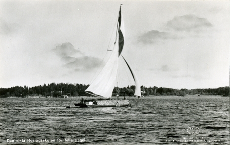 Den sista Roslagsskutan för fulla segel.
Äkta fotografi.  No 100 Ser 5
Foto & förlag: Elliord Mattsson, Spillersboda