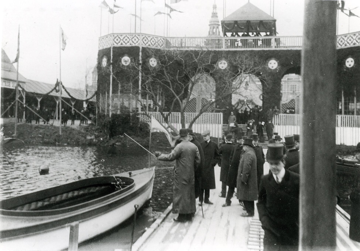 Pontonkajen till sportutställningen år 1905 vid Djurgårdsbrunnsviken. Dåvarande kronprins Gustavs son Gustav Adolf (sedemera Gustav VI Adolf) närmast till höger. Vid kajen Waterloo.