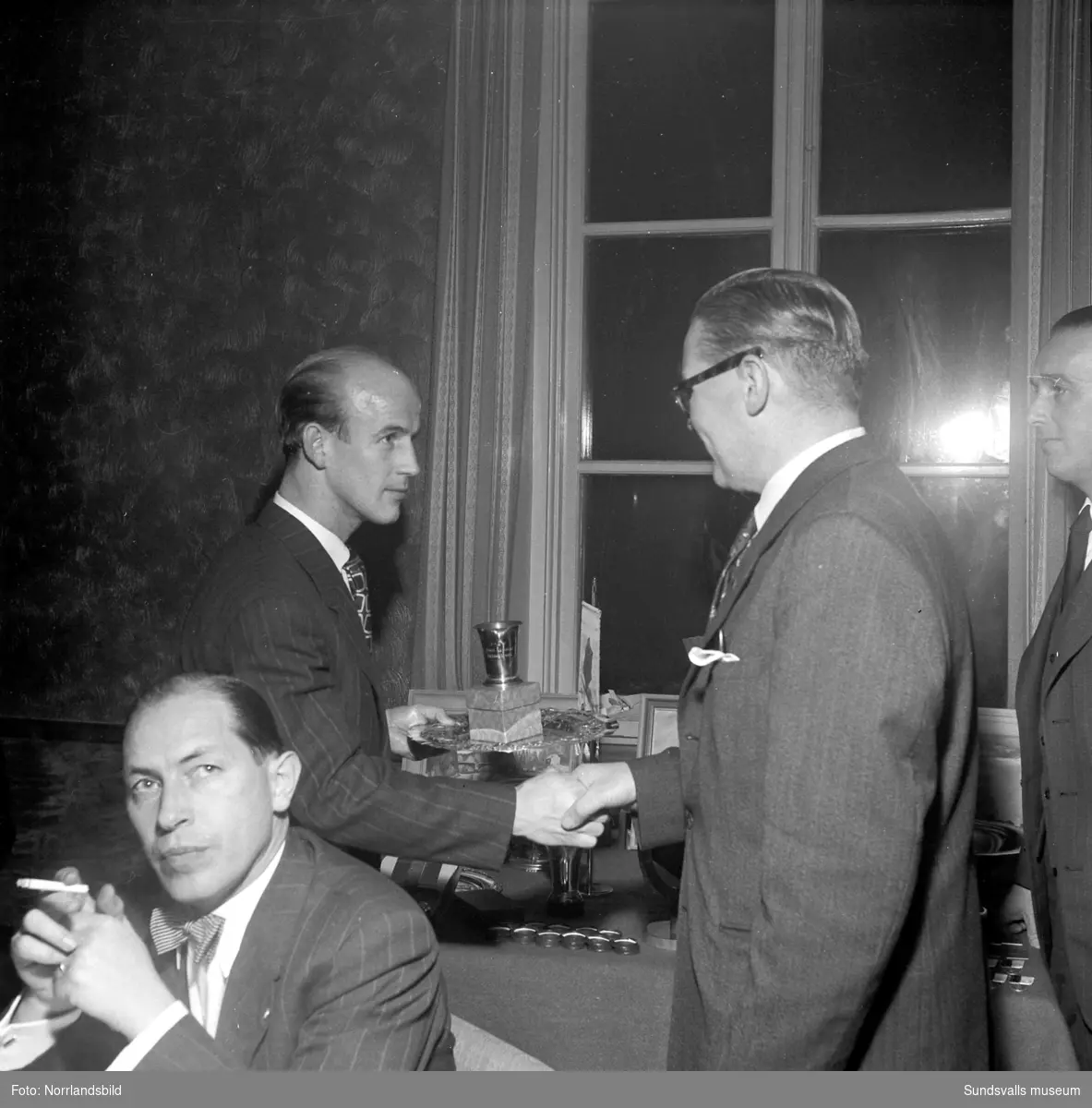 Kubikenborgs IF delar ut utmärkelser i samband med årsmötet 1951.