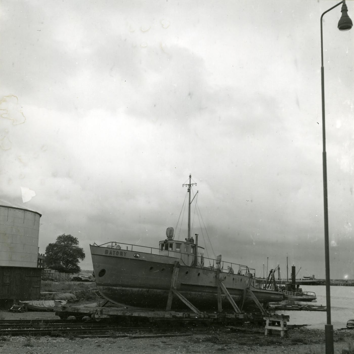 Polska flyktingbåten Batory, internerad i Visby, för tillfället uppdragen på slip för underhållsarbetens utförande.