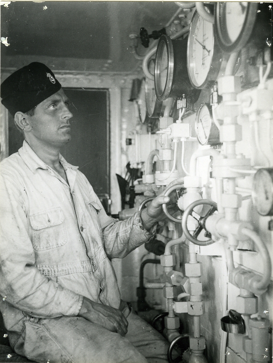 I maskinrummet på en jagare, juli 1944.