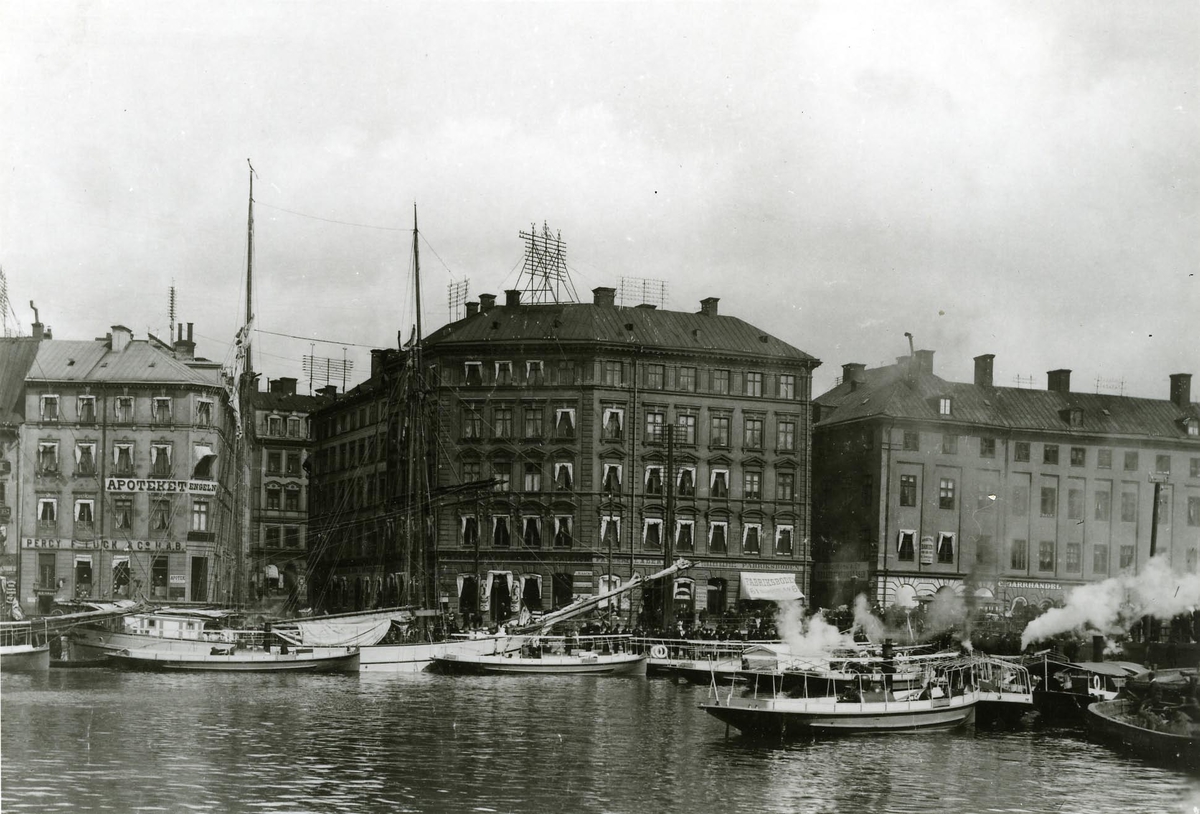 Ångslupar vid Kornhamnstorg, Gamla Stan, Stockholm före år 1904 - troligen 1890-tal.
Hästspårvagn synes till höger nära Cigarrhandeln.