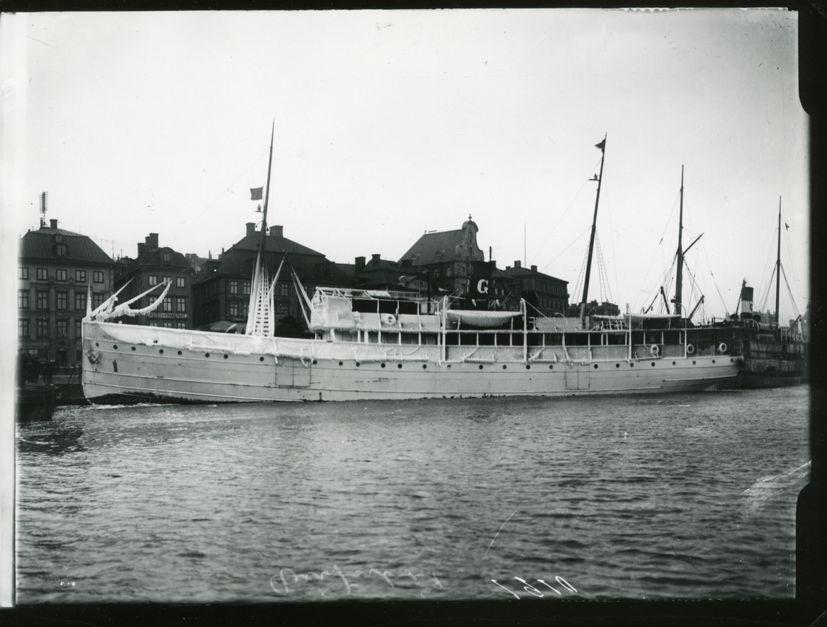 Passagerarfartyget S/S HANSA (1899) vid Skeppsbrokajen. HANSA sänktes av en sovjetisk ubåt utanför Gotland 1944-11-24.