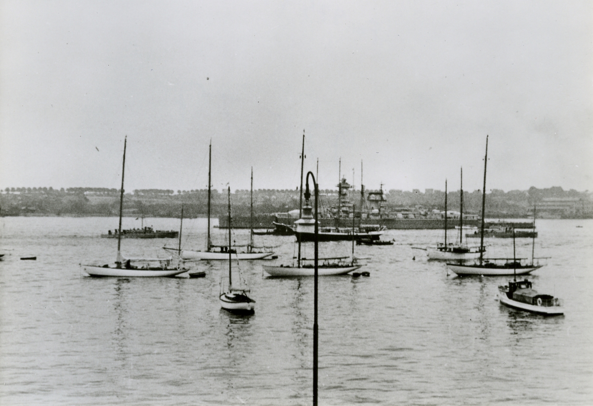 Hamnbild och Funktionärsbild från OS seglingarna i Kiel 1936.