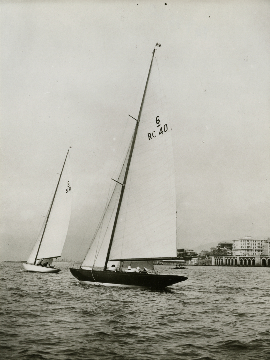 Olle Åkerlunds 6 meters R-jakt "BISSBI" i ledning före en Kubansk 6:a.  (Möjligen i Genova). "BISSBI" ritades och byggdes av Tore Holm 1929.
