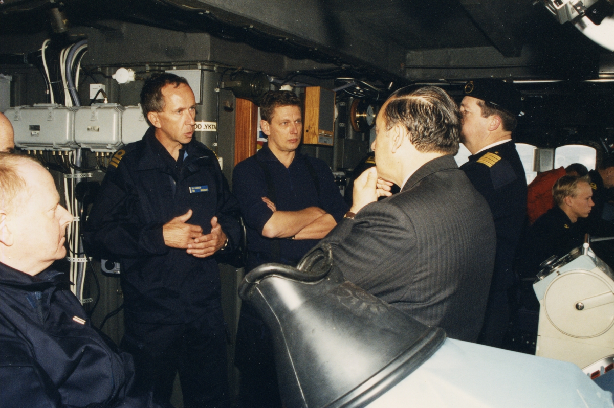 FC Örlkn Bengt Pauli i styrhytten på Minfartyget Älvsborg under uppvisning av fartyget för Chilenska officerare 1996