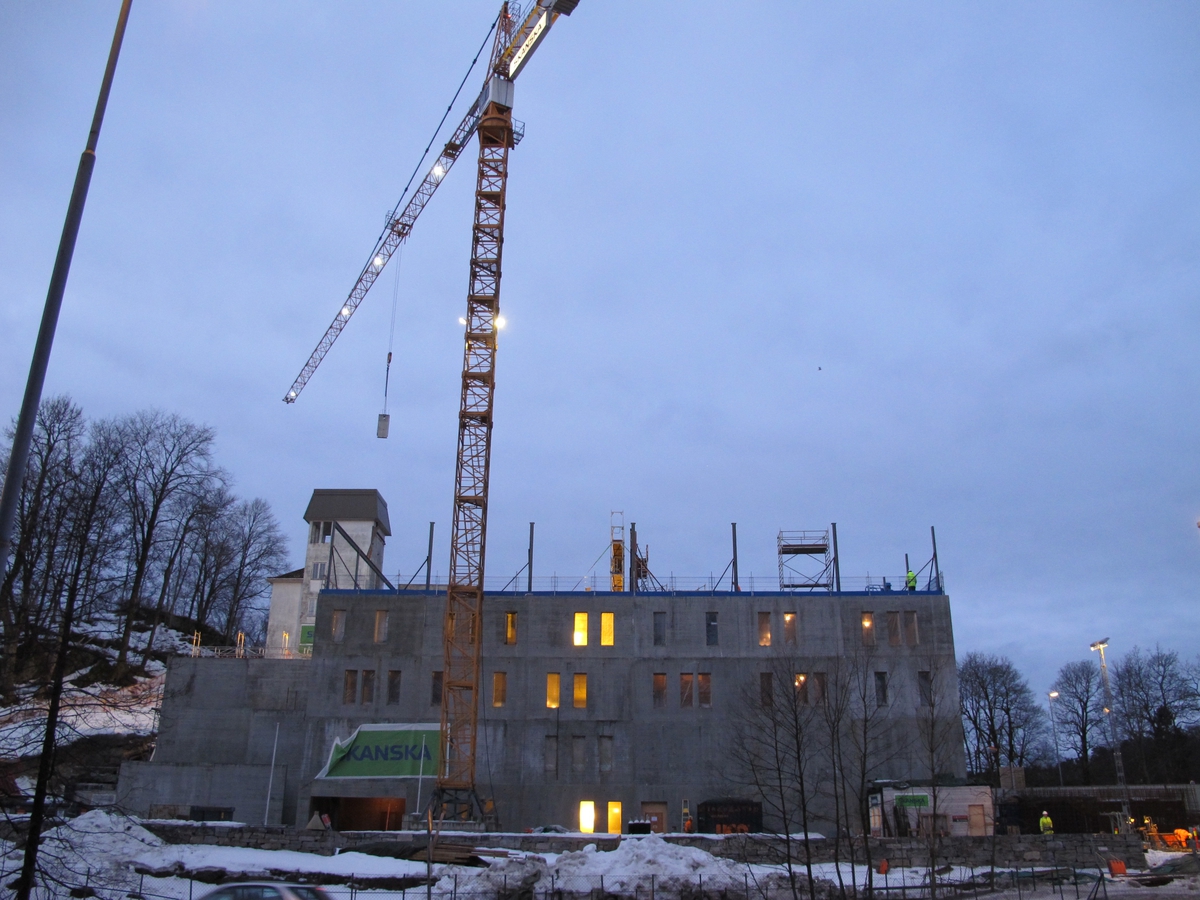 Nytt museums- og arkivbygning på Langsæ under bygging. Sett fra øst. De fire nedre etasjer er på plass.  Byggekran samt en mobilkran.