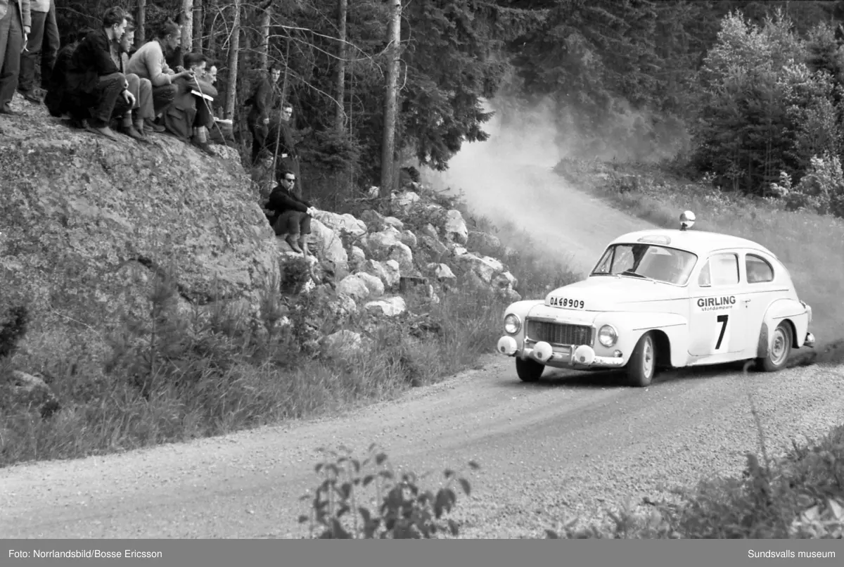 Midnattsolsrallyt, bilder från fartsträckan i Fränsta 1963.Midnattsolsrallyt kördes ursprungligen första gången 1950 och sista gången 1964. Året därpå började tävlingen köras vintertid och fick då namnet Svenska Rallyt. 2006 återupptogs traditionen med sommartävlingar och då fick deltagande bilar inte vara nyare än årsmodell 1975. Från och med 2013 är gränsen ändrad till årsmodell 1985.