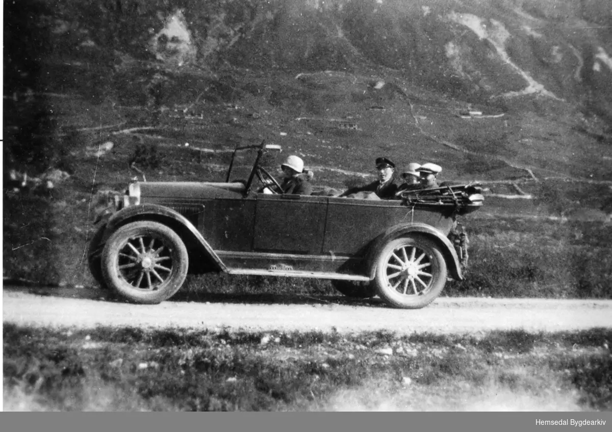 Mot Ershovd i Hemsedal i 1930.
Inga Nielsen, Ragnvald Pettersen og Kjersti Pettersen. Bilen er ein Overland  Whippet 1927 mod.