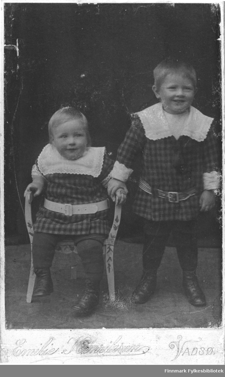Portrett av brødrene Betten, fra venstre: Georg, John Harald. Fotograf: Emilie Henriksen. B 5522