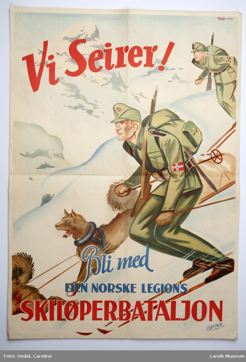 2 skiløpere i norsk uniform, med våpen og ryggsekk + hundespann. Står nedover i full fart. I bakgrunn høye fjell. Tekst
