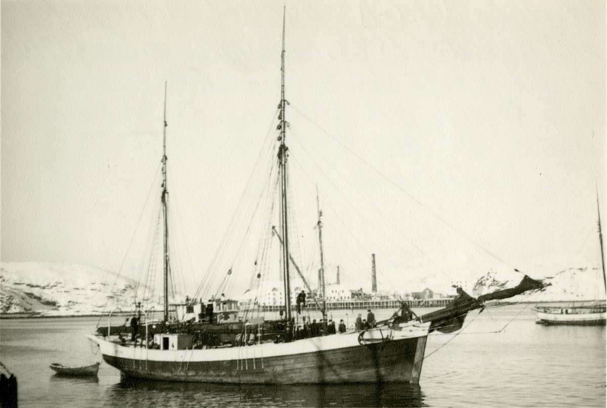 Galeas Vega (b.1893 Varaldsø)
Bildet viser Vega på sin siste lofottur På Bodø havn