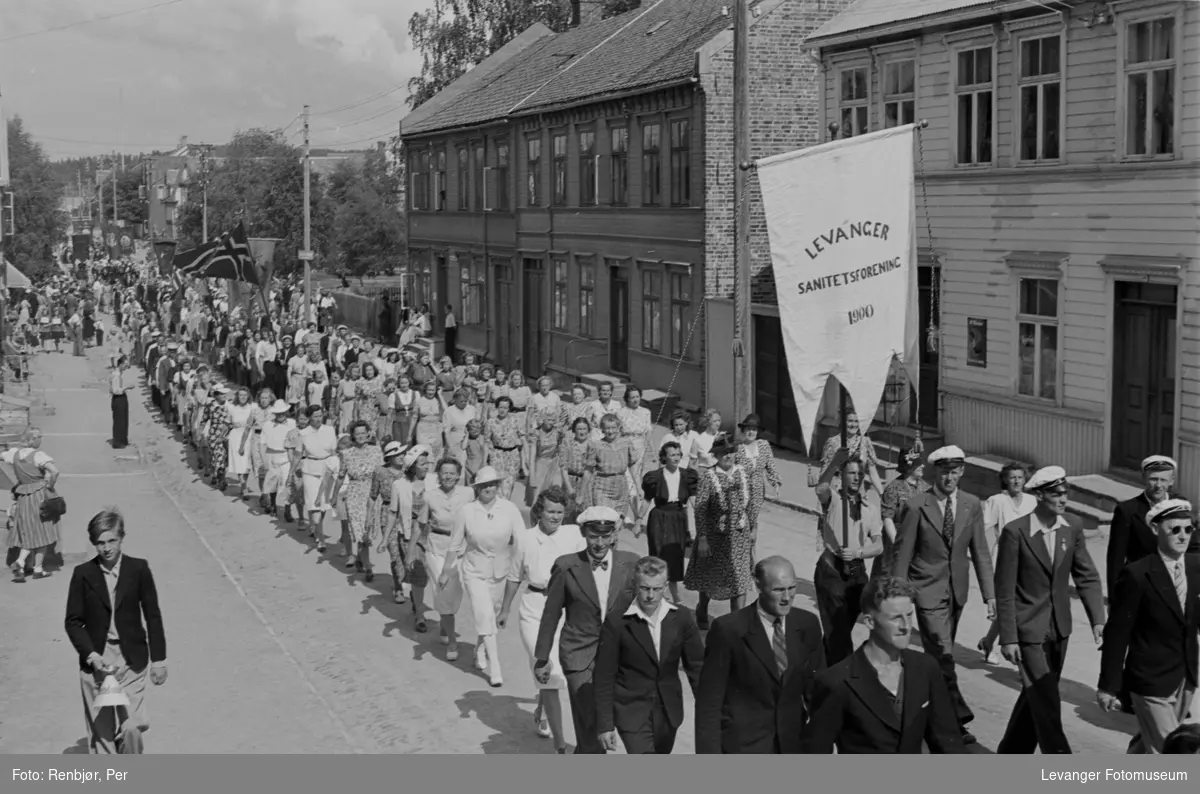 Levanger sanitetsforening deltar i arrangement til inntekt for heltefondet sommeren 1945.