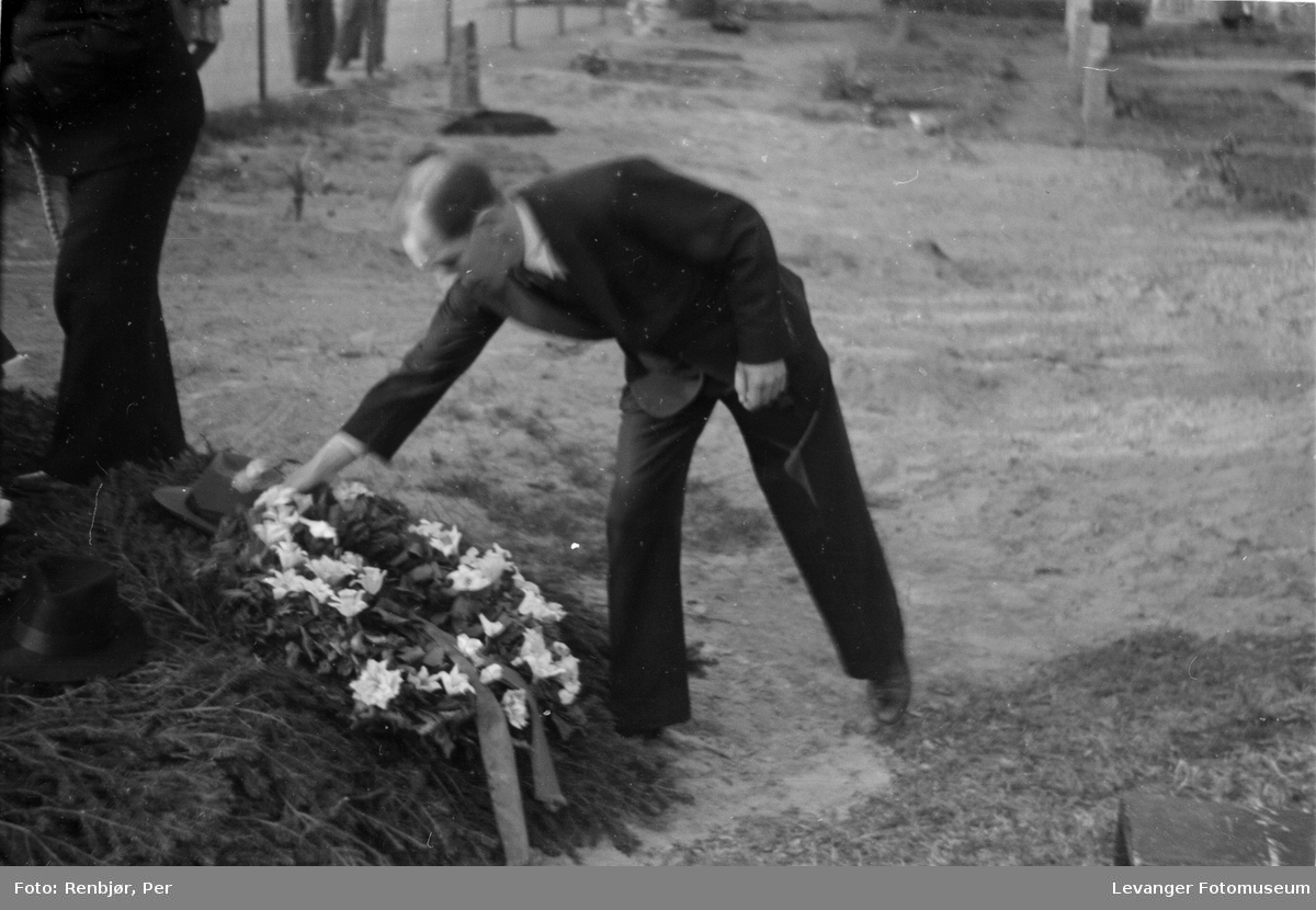 Nedlegging av krans, fra flytting av levninger av russiske, sovjetiske krigsfanger fra Moan i Levanger til Levanger kirkegård.