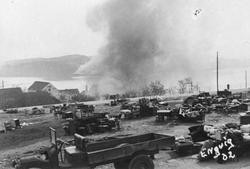 Inventar berget ut ved bombing i Harstad(?) i 1940