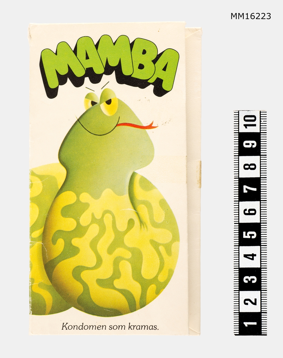 Kuvert av präglad kartong, i vitt med tryck i svart, rött, gult och grönt. På omslaget texten: MAMBA kondomen som kramas (2 ggr). 10 kondomer som sitter säkert. RFSU. Tecknad bild av en gul och grön orm med röd tunga. Insidan av kuvertet en orm som ovan samt texten: Mamba. Kondomen som kramas. Mamba är en profilerad kondom med något mindre omkrets. Genom att Mamba är smalare kramar den bättre om penis och sitter säkrare. Bör användas före maj 1980. Kontrollerad av RFSU. Inneliggande i kuvertet 2 st. av urspringligen 10 kondomer, hoprullade, gröngula och inneslutna i förpackning av vit plast, ena sidan geonomskinlig, den andra med texten: MAMBA.