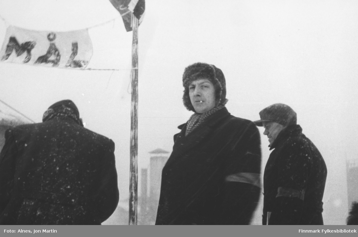 Ved målstreken for et skirenn i Øksfjord i 1954. Starten gikk der Loppas kommunehus er i dag. Nr 2 fra venstre: Fritz Bosch, nr 3 Reidar Aslaksen