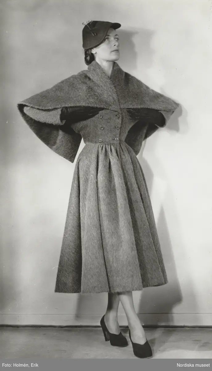 Modell i pälskappa med sjal, samt hatt och handskar. Från Madame Grès.