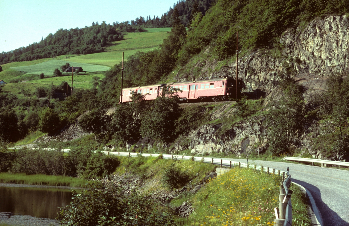 Lokaltog med NSB elektrisk motorvognsett type 65c. - Museene i Akershus ...