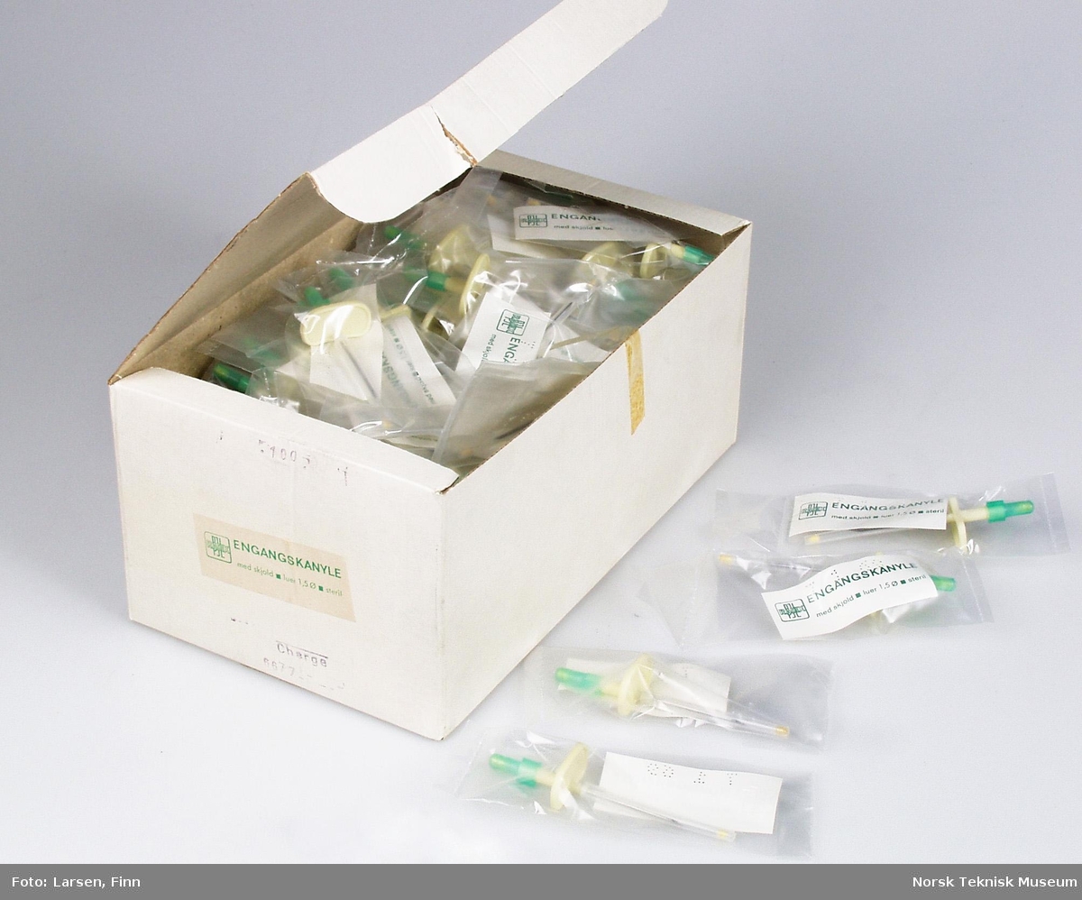 Pappboks med ca 100 engangskanyler, pakket i uåpnet plastikkemballasje