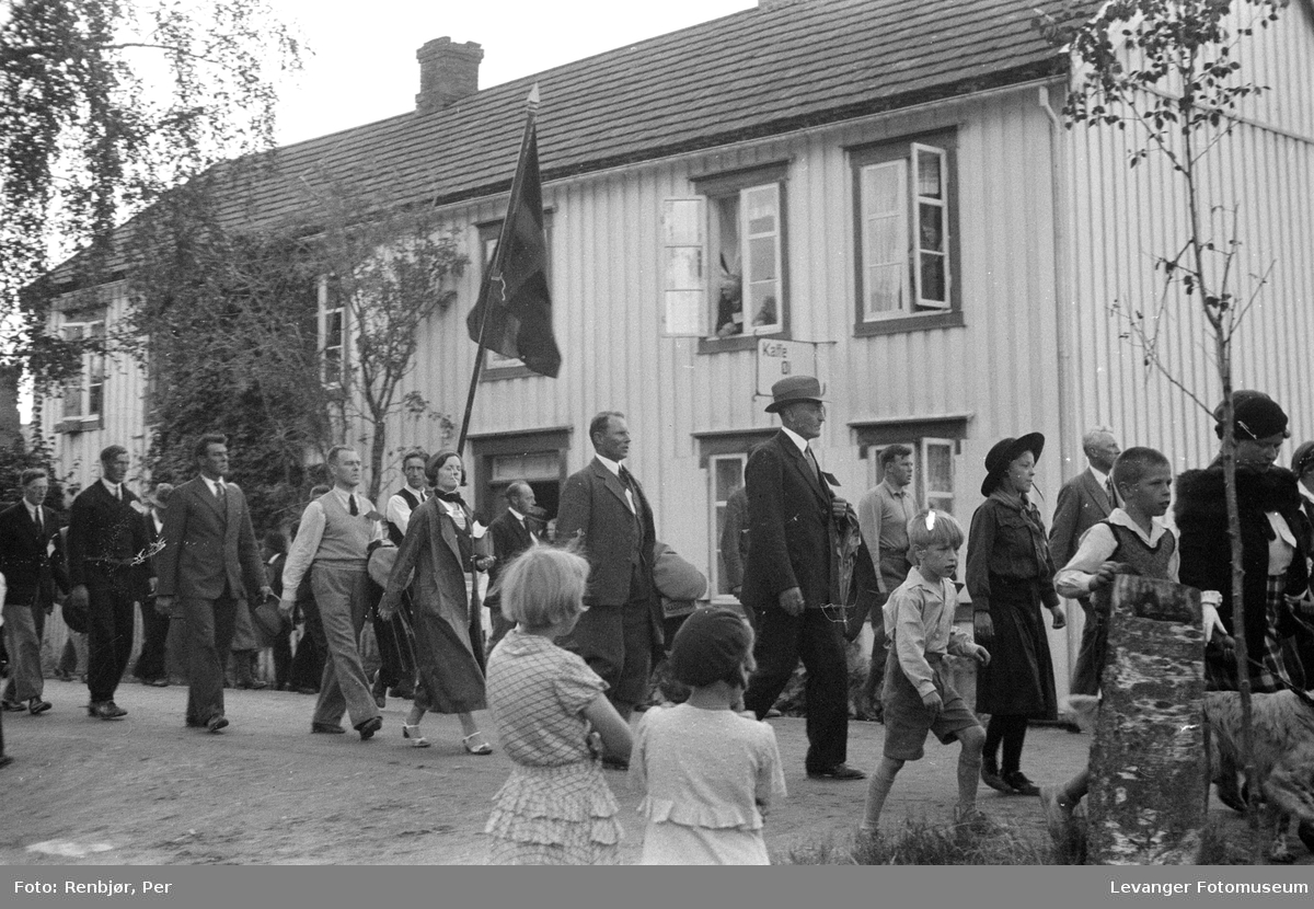 Fra Nasjonals Samlings riksmøte på Stiklestad i 1934. Marsjen fra Verdal til  Stiklestad.