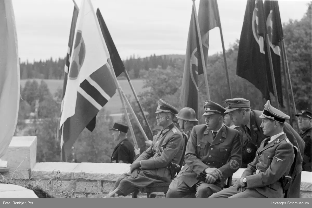 Tyske offiserer foran flaggborg.Fra Nasjonal Samlings stevne, riksmøte, på Stiklestad 1944.