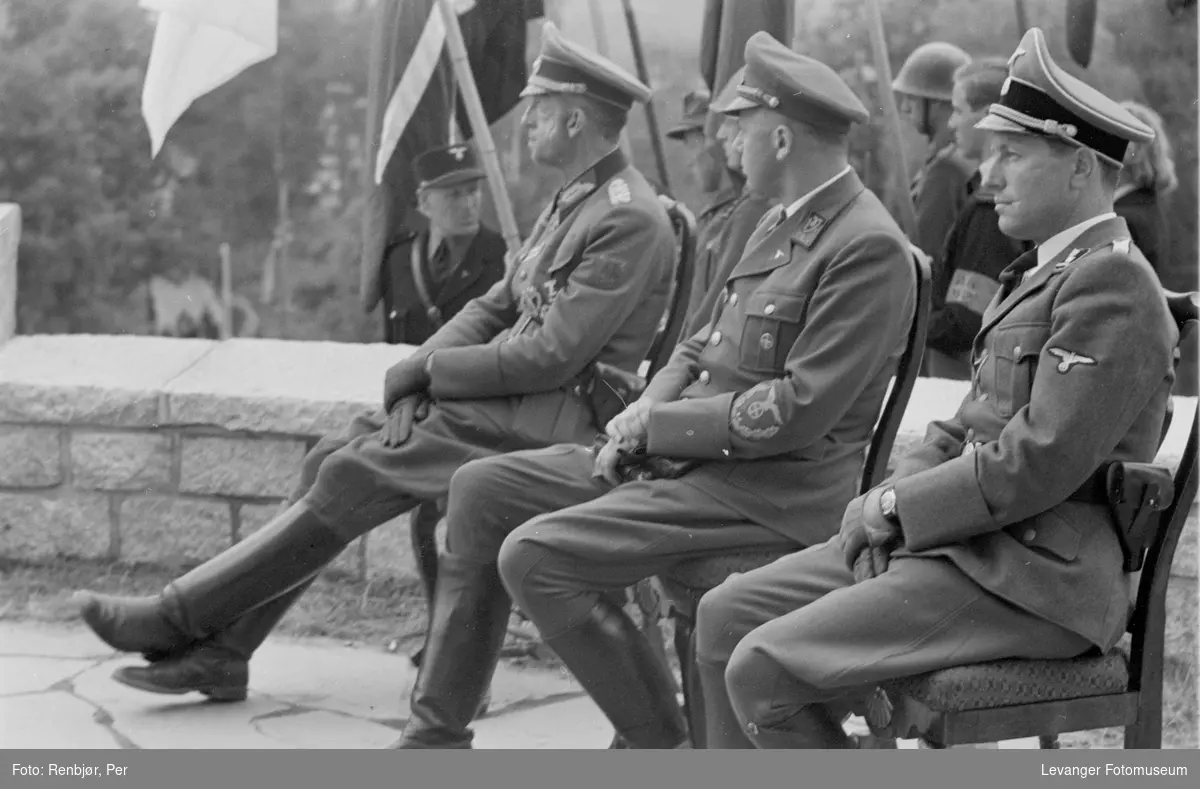 Tyske offiserer, Fra Nasjonal Samlings stevne, riksmøte, på Stiklestad 1944.