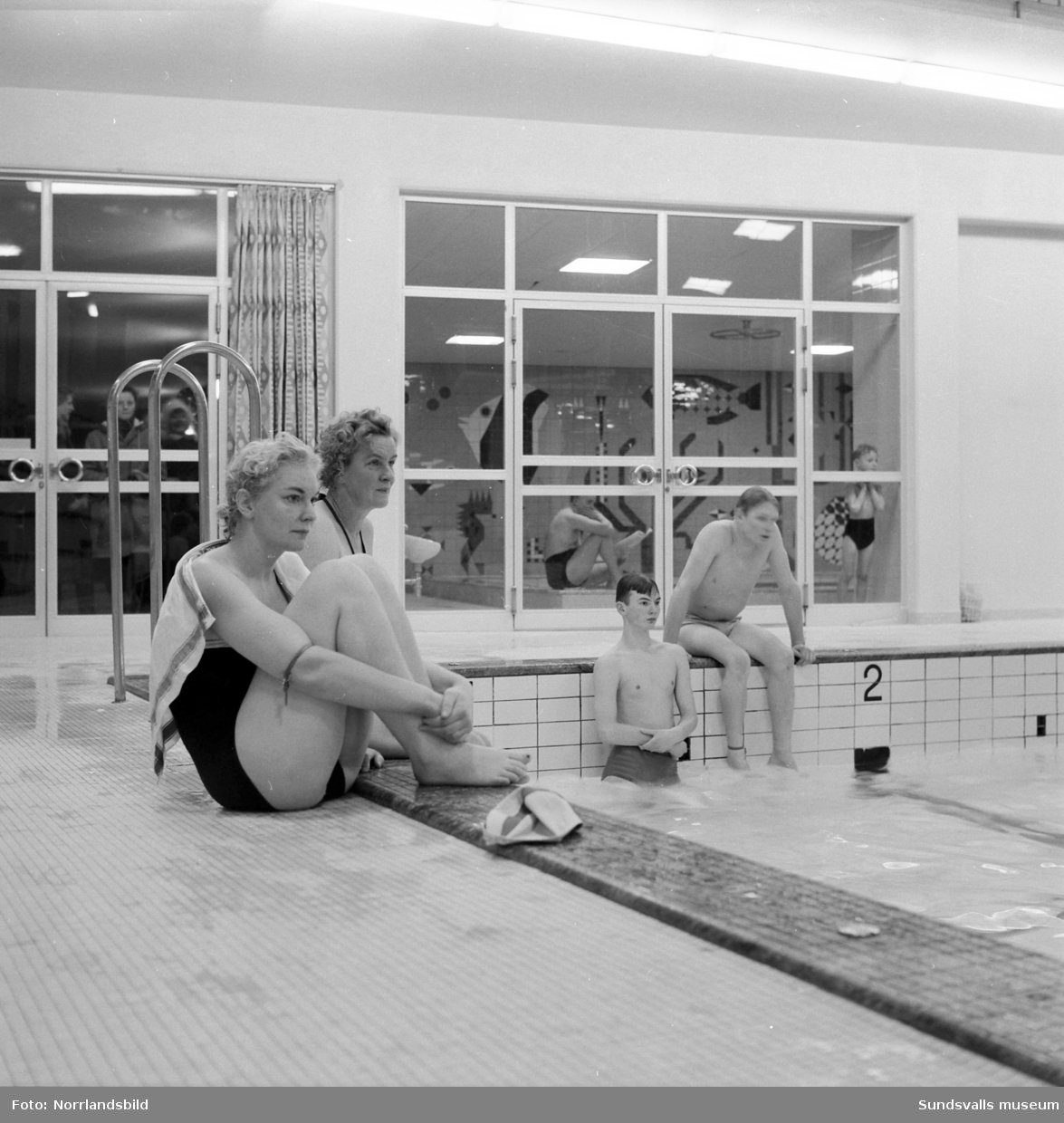 Bildserie från Timrå badhus med full aktivitet i såväl stora som lilla bassängen.