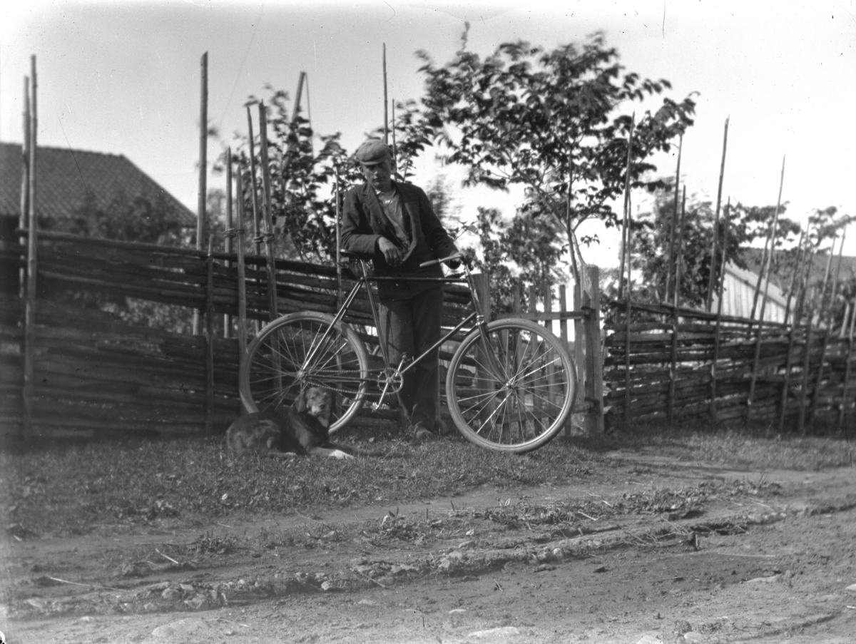 Ung mann med sykkel